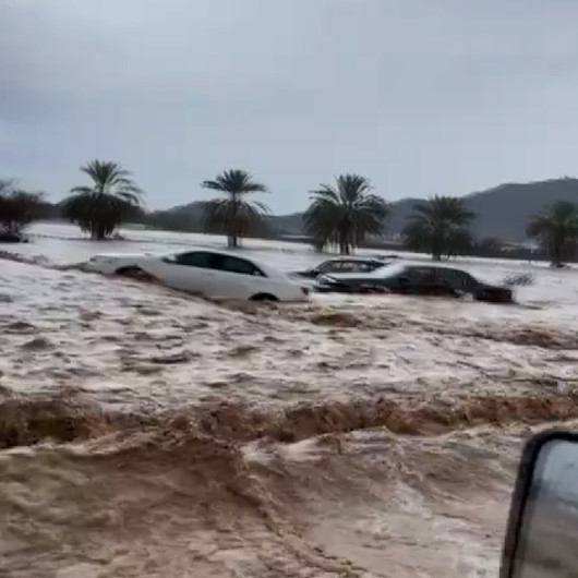 Suudi Arabistanda sel felaketi: Araçlar sular altında kaldı